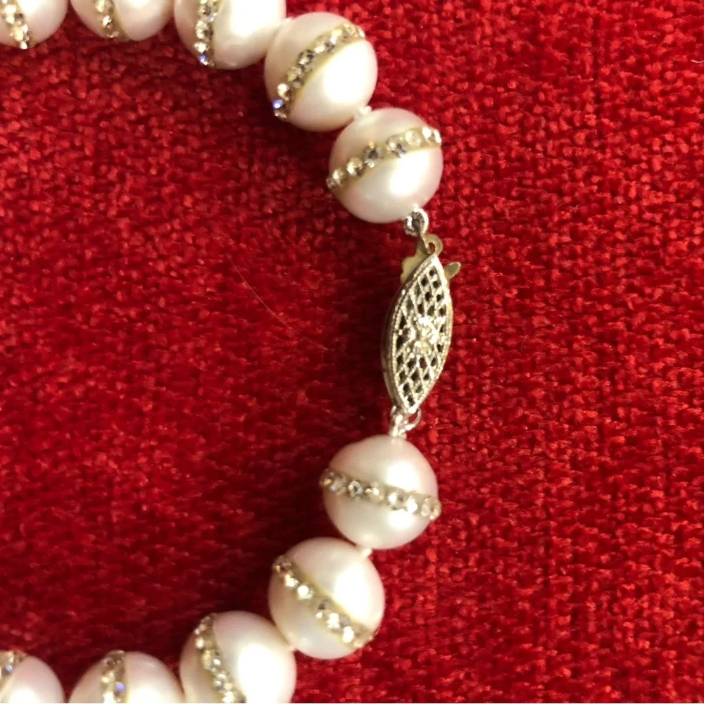Elegant Pearl and Crystal Bracelet - Picture 4 of 10